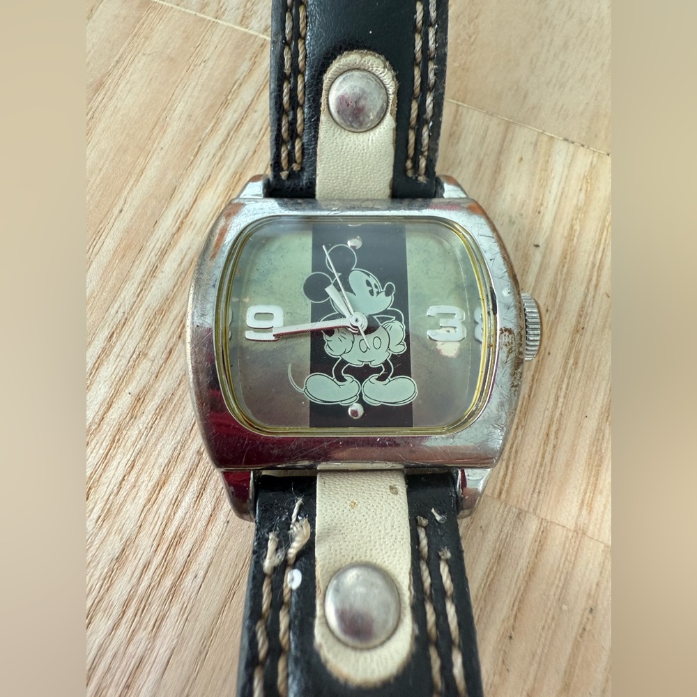 SII Disney retro rectangular black and white Mickey Mouse watch NEW BATTERY